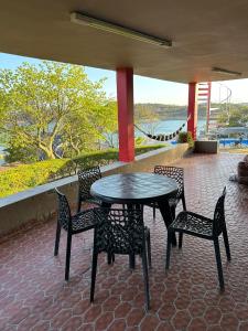 een tafel en stoelen op een patio met uitzicht bij Casa Corral Terra in Coronel Moldes
