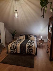 ein Schlafzimmer mit einem Bett, einem Tisch und einem Stuhl in der Unterkunft Juliane`s Panorama-Domizil in Nemmersdorf in Goldkronach