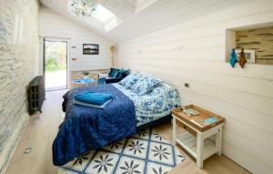 ein Schlafzimmer mit einem Bett und einem Tisch in einem Zimmer in der Unterkunft CASA SORRISO in La Daguenière