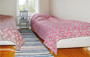 Säng eller sängar i ett rum på Lovely Home In Hrryda With Kitchen