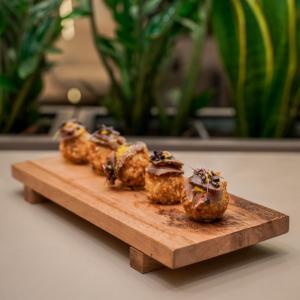 un tagliere di legno con quattro prodotti da forno di StarLight Hotel a Tirana