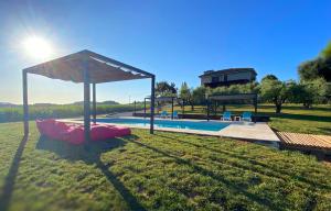Bazén v ubytovaní Agriturismo Casafaro Petritoli alebo v jeho blízkosti