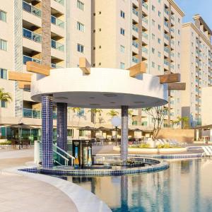 Salinas Park Resort في سالينوبوليس: جناح مع مسبح امام مبنى