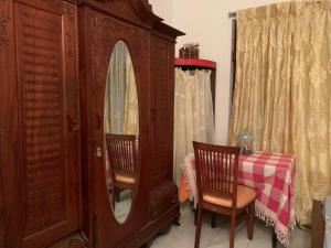 Happawana的住宿－Sriyani House，一个带镜子和桌子的大型木制橱柜