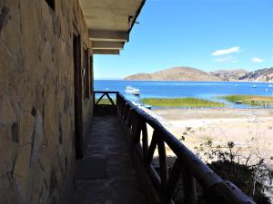 Comunidad Challapampa的住宿－TITI QALA HOSTEL，通往享有海滩景致的大楼的楼梯