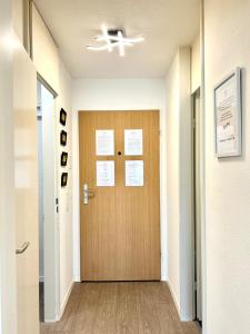 eine Tür im Flur mit einer Decke in der Unterkunft Little Penthouse **** in Dietikon