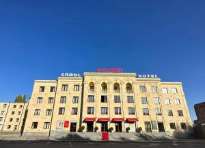 un edificio con un cartel en la parte superior en Gyumri Hotel, en Gyumri