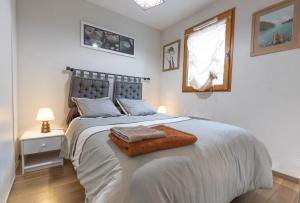 1 dormitorio con 1 cama grande con manta marrón en Appartement Le Bois de Marie en Barèges