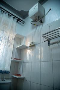 恩德培的住宿－Mpala Haven Entebbe，一间带卫生间和窗户的浴室