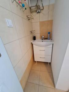 uma pequena casa de banho com um lavatório e um chuveiro em Fantastic - NW30 Room C em Varsóvia