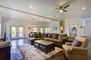 Istumisnurk majutusasutuses Table Rock Lakefront on 2 Acres with firepit
