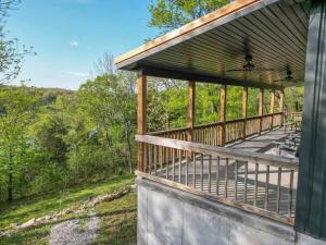 Rõdu või terrass majutusasutuses Table Rock Lakefront on 2 Acres with firepit