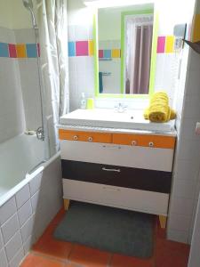 Vannituba majutusasutuses Studio cosy à Saint-François - 21 m² avec balcon et piscine