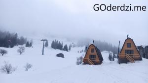 un gruppo di tende sedute nella neve di GOderdzi Tkupebi a Goderdzi