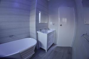 Gallery image of KAY'S TWO-BED SELFCATERING APARTMENT@21211 in Gaborone +4 photos