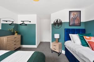 a bedroom with blue and white walls and a bed at Boutique Nottingham Abode - Sleeps 6 in Nottingham