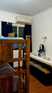 um quarto com um beliche e uma janela em Hostel S & J Mendoza em Guaymallen