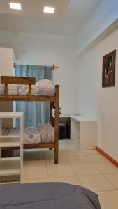 Una cama o camas cuchetas en una habitación  de Hostel S & J Mendoza
