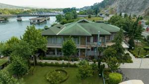 eine Luftansicht eines Hauses neben einem Fluss in der Unterkunft Buna Park Hotel in Shkodra