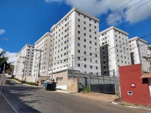 a large white building on the side of a street at Meu@Apê JF911 *Self-check-in*Elevador *Vaga grátis in Juiz de Fora