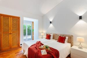 Cama ou camas em um quarto em Villa Sea, Sun and Golf in Vilamoura