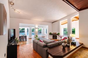 奎特里拉的住宿－Villa Sea, Sun and Golf in Vilamoura，客厅配有沙发和桌子