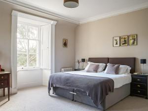 um quarto com uma cama grande e uma janela em Coillemore House em Balmacara