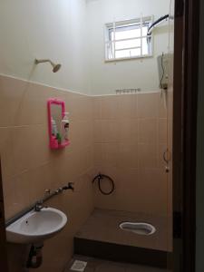 y baño con lavabo, aseo y espejo. en Wafiy Homestay en Macang