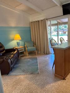 ein Wohnzimmer mit einem Sofa und einem Tisch in der Unterkunft Tropical Marina & Resort on Lake Beresford in DeLand