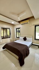 En eller flere senge i et værelse på Coral Bay Villa Kashid