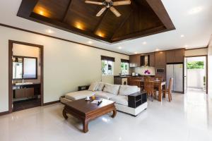 sala de estar con sofá y mesa en Thai-Balinese Boutique Villa Alex in Rawai, 3BR, Private Pool en Rawai Beach