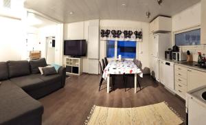 uma cozinha e uma sala de estar com uma mesa e um sofá em Koskela em Kalajoki