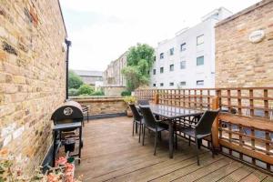 balcón con mesa, sillas y parrilla en Bright and Quiet 2-bed 2-bath with Great Patio en Londres