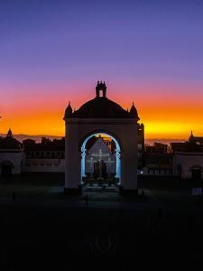 Η ανατολή ή δύση του ηλίου όπως φαίνεται από αυτό το ξενοδοχείο ή από εκεί κοντά