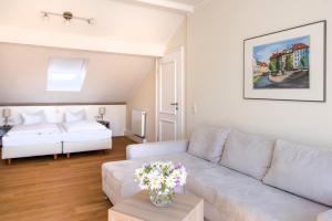a living room with a couch and a table at Hotel am Goethehaus in Weimar