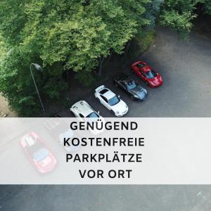 een groep auto's geparkeerd op een parkeerplaats bij Habitat Esslingen in Esslingen
