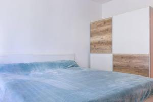 1 dormitorio con 1 cama con manta azul en Mountain Apartment in Borovets Ski Resort, en Borovets
