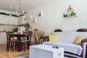 sala de estar con sofá blanco y mesa en Mountain Apartment in Borovets Ski Resort, en Borovets