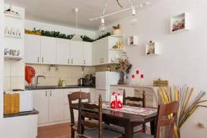 cocina con mesa y sillas en una habitación en Mountain Apartment in Borovets Ski Resort, en Borovets