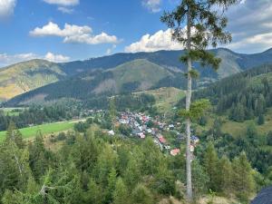 una città in mezzo a una valle con montagne di Chata Nižná Boca a Nižná Boca