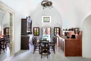 una cucina e una sala da pranzo con tavolo e sedie di Ducato Wine Village a Megalochori