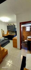 ein Wohnzimmer mit einem Sofa und einem Tisch in der Unterkunft Anastasia studio serres in Serres