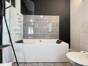 y baño con bañera blanca y aseo. en Studio Baignoire centre ville en Narbonne