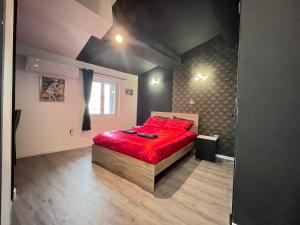 Un dormitorio con una cama con almohadas rojas. en Studio Baignoire centre ville en Narbona