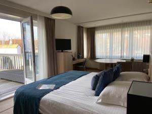 Postel nebo postele na pokoji v ubytování Hotel Les Arcades