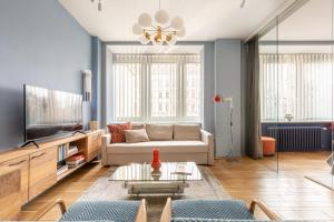 Bauhaus Luxury 2-Bedroom in The Absolute Center tesisinde bir oturma alanı