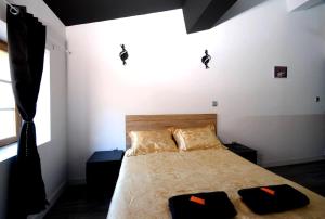 a bedroom with a bed with two pillows on it at Charmant Studio Baignoire in Narbonne