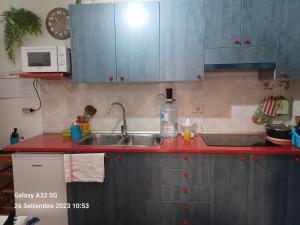 cocina con fregadero y microondas en Habitaciones Gioly en Puerto del Rosario