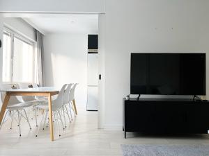 TV a/nebo společenská místnost v ubytování Aurora Central Suite III