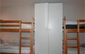 um quarto com 2 beliches e um closet em Pet Friendly Home In Tormestorp With Kitchen em Tormestorp